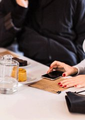 The Building Blocks of Online P2P Marketplaces